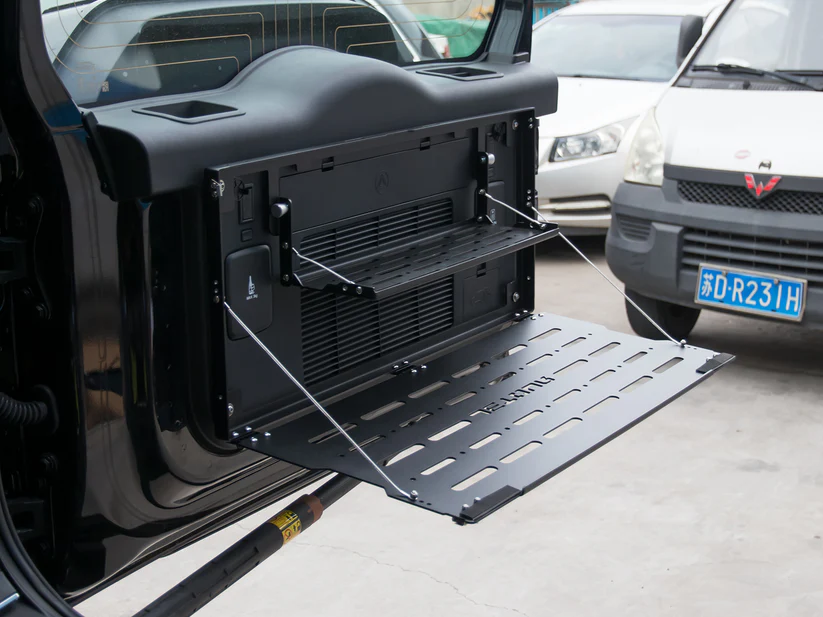 REAR DOOR STORAGE/وحدة تخزين الباب الخلفي